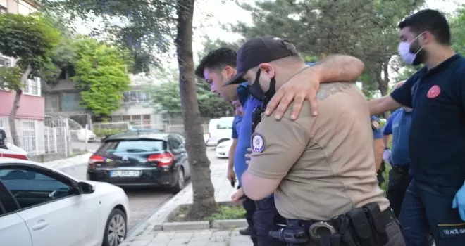 Hırsızları kovalayan bir bekçi ve polis düşerek yaralandı

