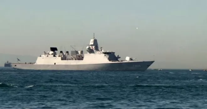 Hollanda savaş gemisi Sarayburnu’na demirledi
