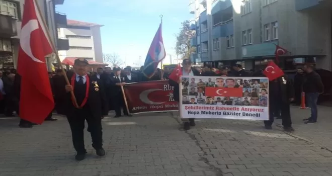 Hopa’da binlerce kişi şehitleri için yürüdü
