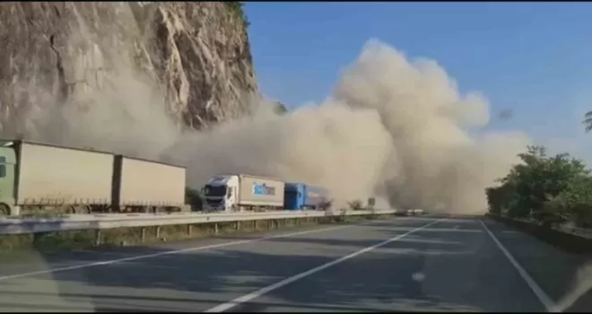 Hopa’da heyelan korkuttu, 1 tır zarar gördü, o anlar kameraya yansıdı
