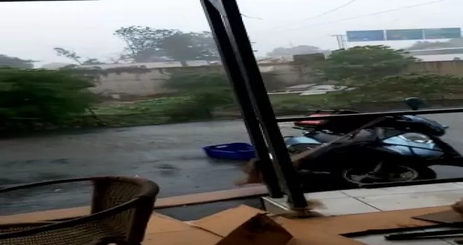 Hortumun motosikleti savurma anı kamerada
