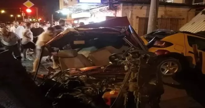 Hurdaya dönen araçtan yaralı kurtuldular
