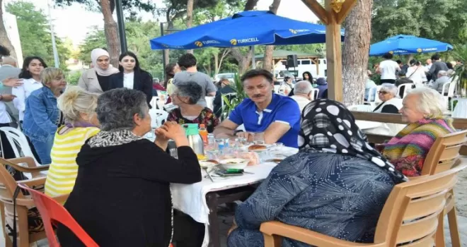 Huzurevi sakinlerine babalar günü kutlaması

