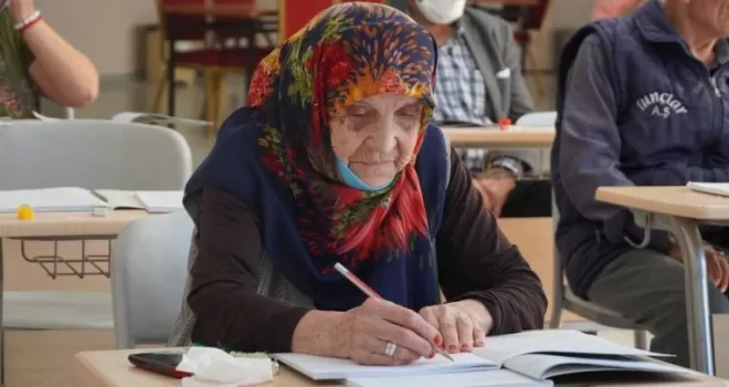 Huzurevindeki yaşlılar okuma yazma eğitimlerine başladı
