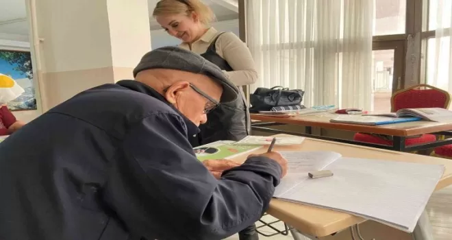 Huzurevindeki yaşlılar okuma yazma öğreniyor
