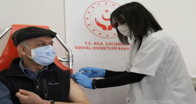 Huzurevlerinde ikinci doz aşılama devam ediyor
