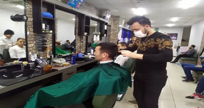 İçişleri Bakanlığının kararının ardından kuaför ve berberler doldu taştı
