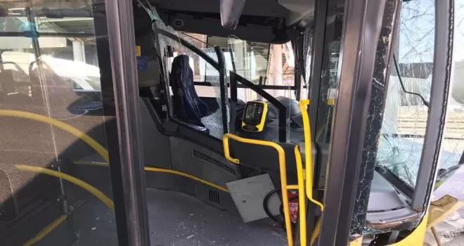 İETT otobüsü metrobüs köprüsüne çarptı: 19 yaralı
