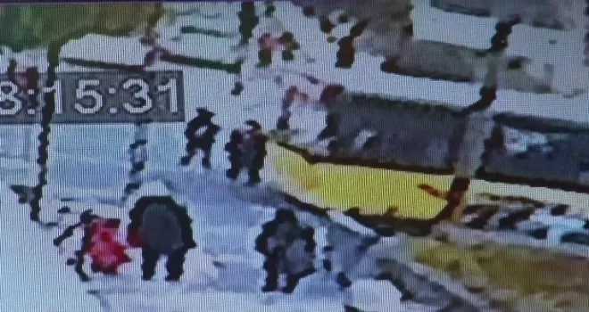 İETT otobüsünün yayaya çarptığı an kamerada
