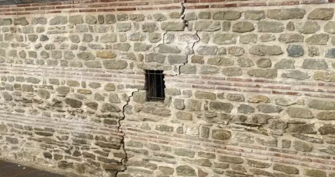 İki büyük deprem, 5 asırlık tarihi hanın duvarını çatlattı
