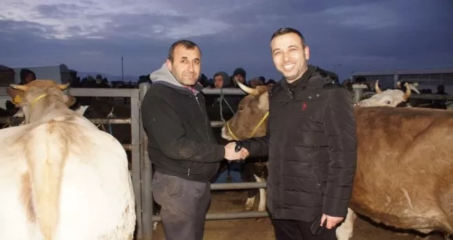 İlçede ve ülkede yaşanan olumsuzluklara karşı dua edip kurban kestiler
