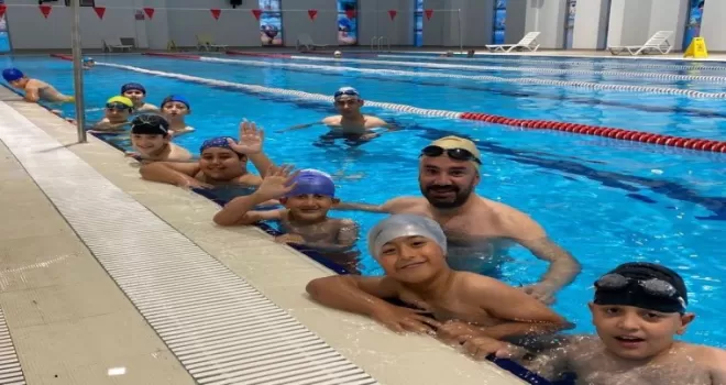 İlk yüzme dersi Başkan Çetin’den
