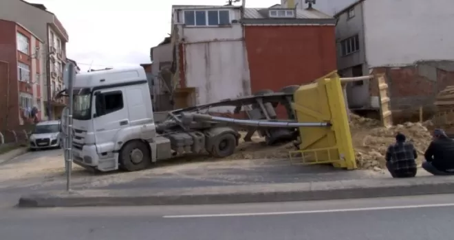 İnşaat alanından hafriyat alan kamyon devrildi
