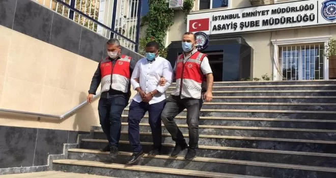 İnşaatçı kılığına giren polis Nijeryalı dolandırıcıyı böyle yakaladı
