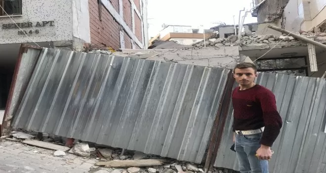 İnşaatta yıkım çalışması sırasında beton blok düştü, iki işçi yaralandı
