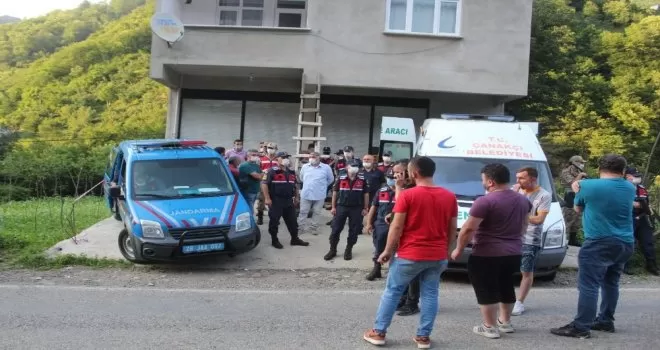 İntihar etmeden önce karısını birçok yerinden bıçaklayarak öldürmüş
