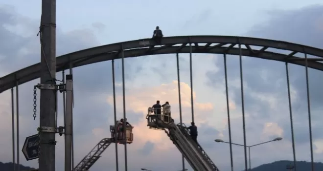 İntihar girişimi Karadeniz Sahil Yolunu trafiğe kapattı
