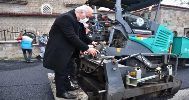 İş başa düştü, asfaltı başkan döktü
