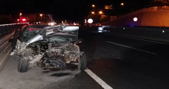 İş makinesine çarpan otomobil hurdaya döndü:  1 yaralı
