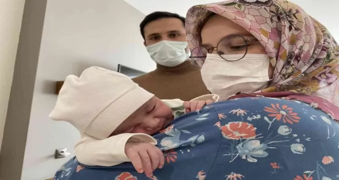 İş makinesiyle doğuma yetiştirilmişti, bebeğiyle taburcu oldu
