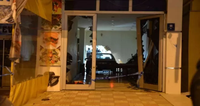 İş yerine arabayla dalıp ortağını tabancayla vurdu: 1 ölü
