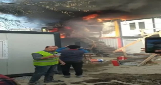 İşçilerin kaldığı konteyner alev alev yandı
