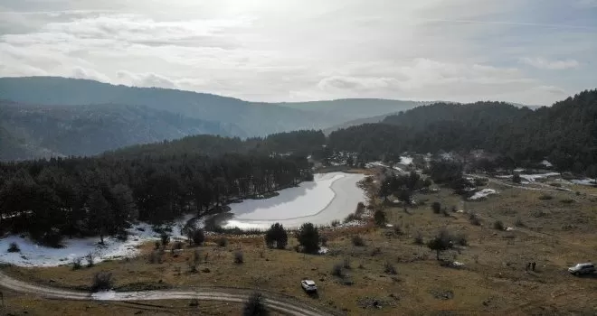 Işık Dağı eteklerindeki Karagöl buzla kaplandı
