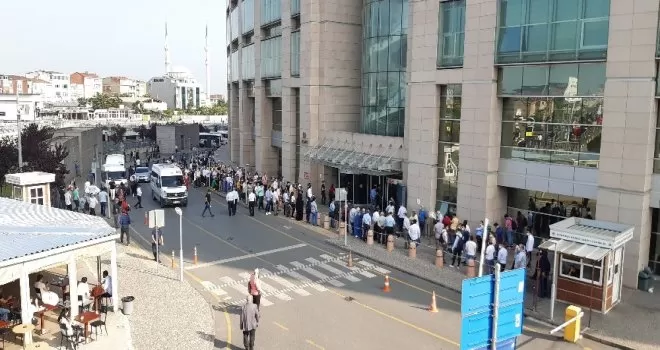 İstanbul Adalet Sarayı önünde uzun kuyruklar oluştu
