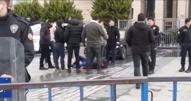 İstanbul Adliyesi önünde polise bıçaklı saldırı
