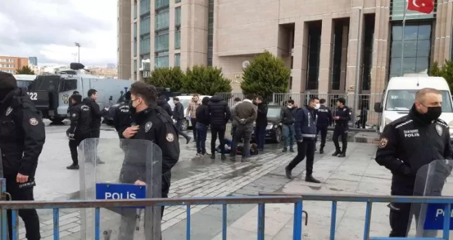İstanbul Adliyesi önünde polise bıçaklı saldırı
