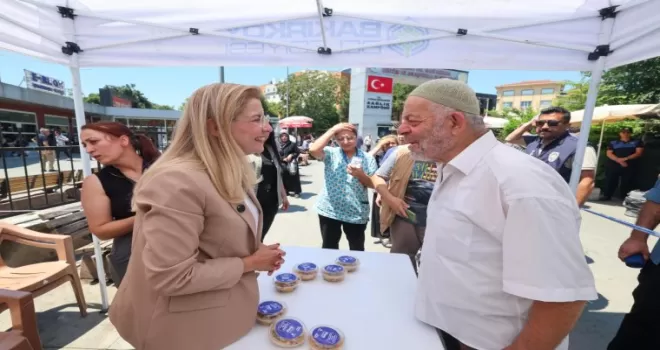 İstanbul Bakırköy’de binlerce kişiye aşure ikramı