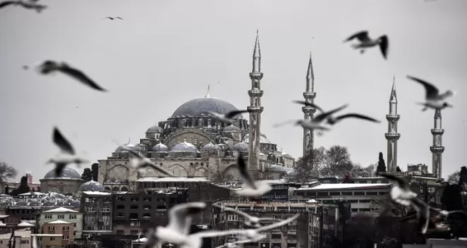 İstanbul beyaza büründü, kartpostallık manzaralar oluştu
