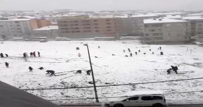 İstanbul beyaza bürününce çocuklar kısıtlamayı unuttu

