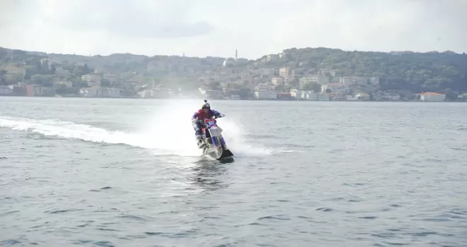 İstanbul Boğazı’nda sıra dışı gösteri
