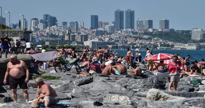 İstanbul Boğazı’nda sosyal mesafesiz kalabalık
