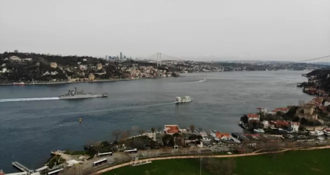 İstanbul Boğazı’ndan geçiş yapan Rus savaş gemileri havadan görüntülendi
