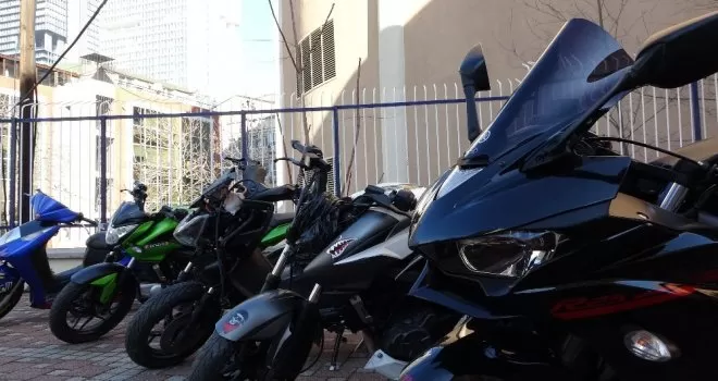 İstanbul’da 2 buçuk milyon değerinde otomobil farı çalan hırsızlara operasyon
