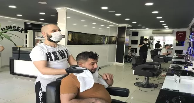 İstanbul’da berberler açıldı, ilk tıraşlar yapıldı
