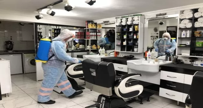 İstanbul’da berberlerde korona virüse karşı dezenfekte çalışması
