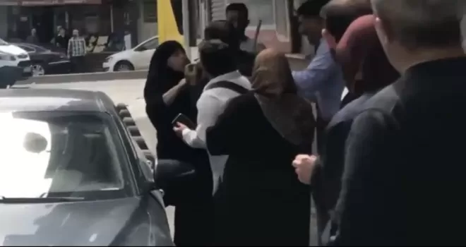 İstanbul’da bıçaklı çöp atma kavgası kamerada: Kadın dükkanın camını kırdı
