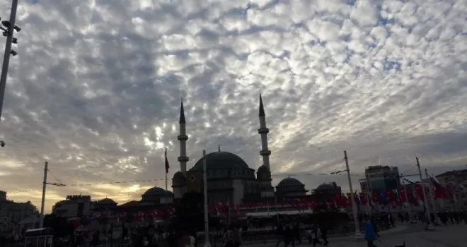İstanbul’da bulutların oluşturduğu manzara mest etti
