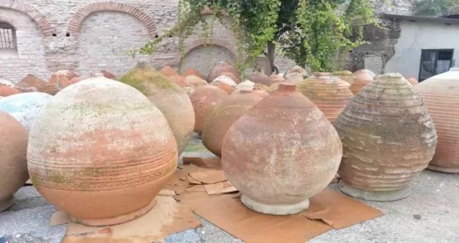 İstanbul’da ele geçirilen amforalar müzeye teslim edildi
