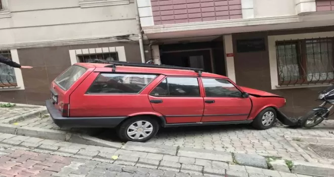İstanbul’da faciadan dönüldü: Freni tutmayan araç doğal gaz kutusuna çarptı
