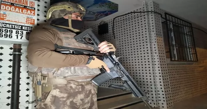 İstanbul’da gece yarısı 11 ilçede eş zamanlı DEAŞ operasyonu:17 gözaltı
