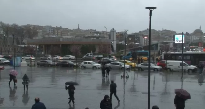 İstanbul’da gök gürültülü sağanak yağış başladı

