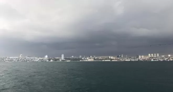 İstanbul’da gökyüzünü kara bulutlar sardı
