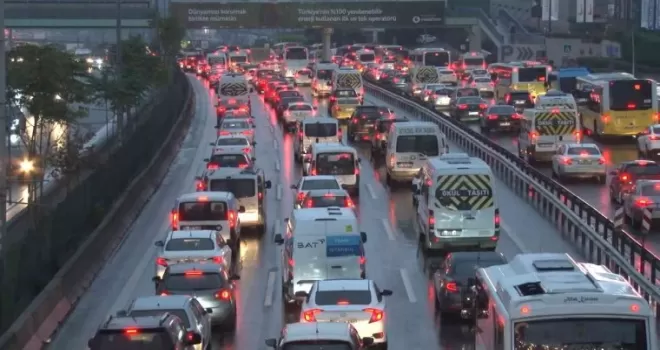 İstanbul’da haftanın ilk iş gününde yağmur, trafiği vurdu

