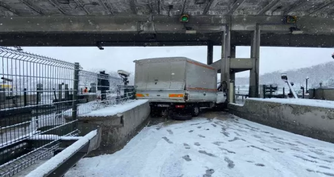 İstanbul’da kar yağışı kazaları da beraberinde getirdi: 2 yaralı
