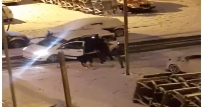 İstanbul’da ’kayak keyfi’...Buzlanan yolda araca tutunup böyle kaydı
