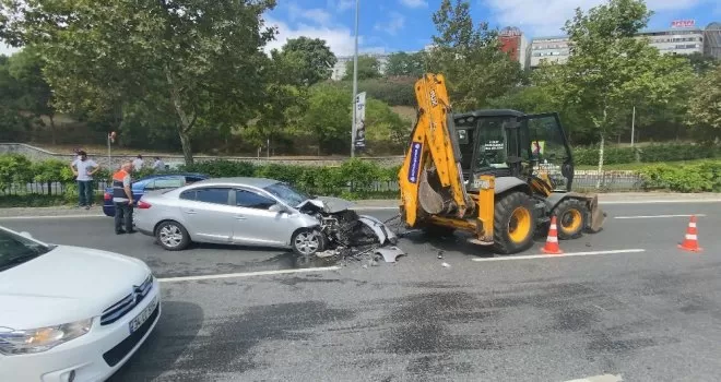 İstanbul’da kepçeye çarpan sürücü burnu bile kanamadan kurtuldu
